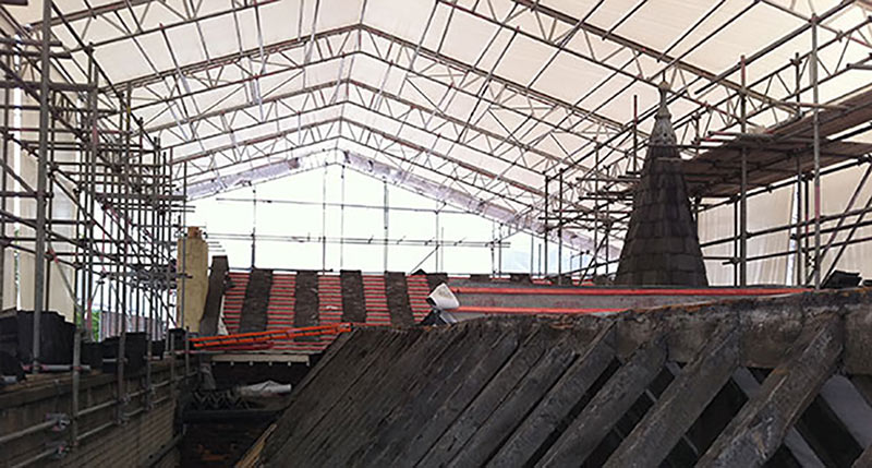 Scaffold for temporary roof